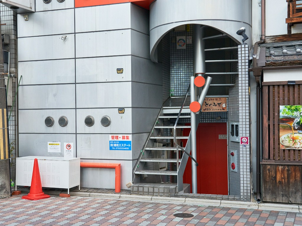階段を数段下りた先に広がる、静かな隠れ家