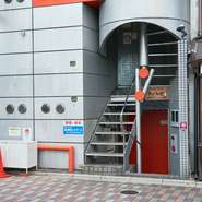 温もりを感じられ、どこかホッとするような柔らかな雰囲気が心地良く、ふと時間を忘れてしまいそう。格式張らないカジュアルさがありながらも、確かなこだわりが感じられます。