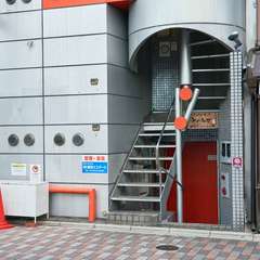 階段を数段下りた先に広がる、静かな隠れ家