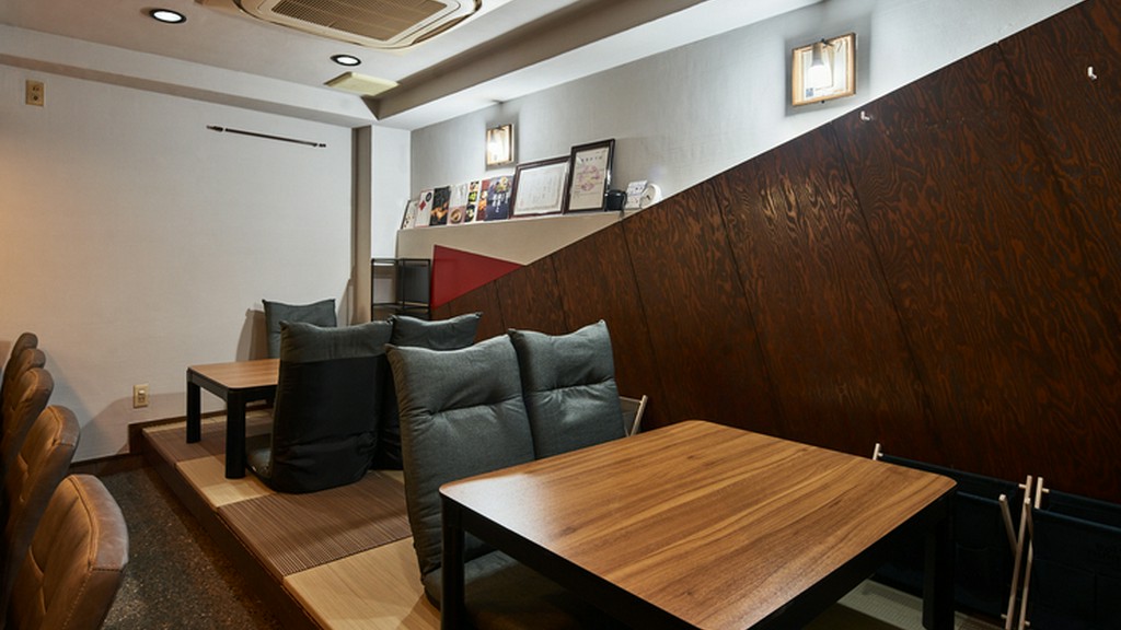 小上がり席でゆったりとした宴を。カウンター席も含めれば貸切OK