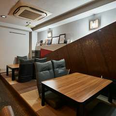 小上がり席でゆったりとした宴を。カウンター席も含めれば貸切OK