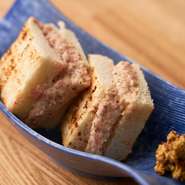 一汁一菜から始められ、自分のペースで食事を進むことができます。いろいろな単品料理が用意されているので、その日の気分やお腹の空き具合に合わせて自由に選べるのが嬉しい。