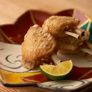 丁寧に下味をつけてカリッと揚げた中に、ジューシーな旨みが詰まっています。季節の風味を取り入れた自家製だれも用意。塩とスダチを添えることで、素材の持ち味を引き立てています。