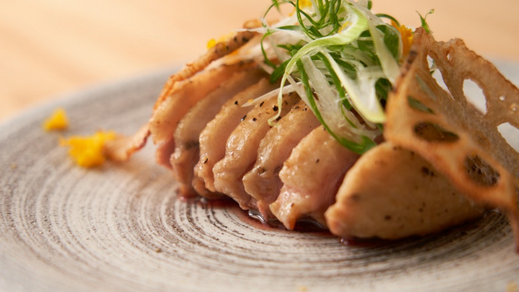 炭の香りが鴨の旨みを引き出し、豊かな味わいを楽しむ『鴨ロース炭火焼き』