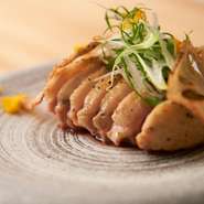 低温調理した鴨ロースを炭火で焼き上げ、仕上げには皮目に炭を直接当てて香ばしい焼き目を付けています。炭の香りがふわりと広がり、五感を刺激。一口ごとに、深い満足感が広がります。