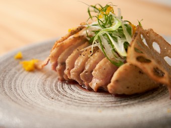 炭の香りが鴨の旨みを引き出し、豊かな味わいを楽しむ『鴨ロース炭火焼き』