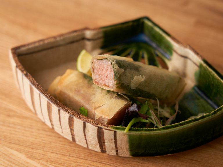 外はサクサク、中はレアなサーロインが楽しめる『黒毛和牛サーロイン春巻』