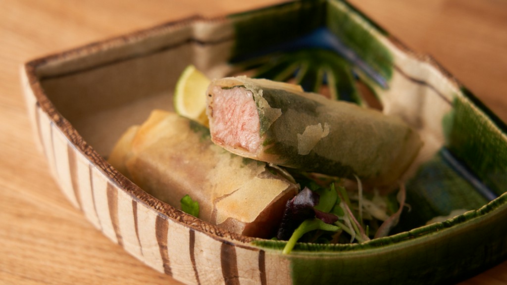 外はサクサク、中はレアなサーロインが楽しめる『黒毛和牛サーロイン春巻』