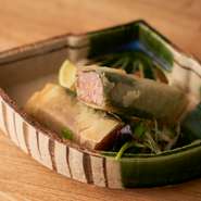 レアに仕上げられた黒毛和牛サーロインは口の中でとろけていき、春巻きのパリッとした食感が良いアクセントに。間に挟まれた大葉が爽やかな香りを加え、全体の味わいを引き締めています。