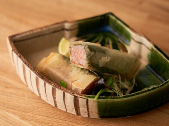 外はサクサク、中はレアなサーロインが楽しめる『黒毛和牛サーロイン春巻』