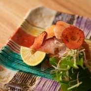 京野菜を中心に、季節ごとの風味や彩りを楽しめます。使用する食材は、基本的に新鮮な国産のものを選択。魚介の鮮度、脂のサシや口どけの良い黒毛和牛など、一つ一つの食材を確認しながら仕入れています。