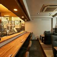 店内はアットホームな雰囲気が漂い、皆がリラックスできる居心地の良さを追求。料理人の心を込めたおもてなしが感じられるよう、堅苦しさはなく、誰もが気軽に楽しめる親しみやすい空間が広がっています。