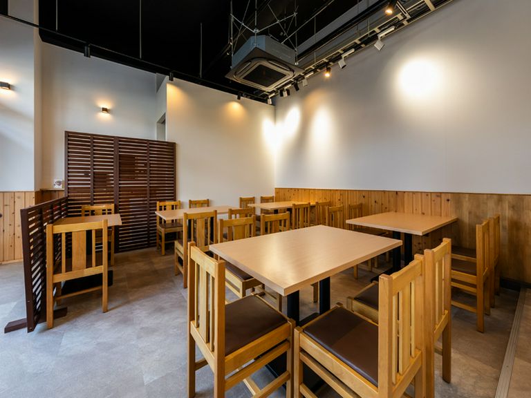 リラックスしてうなぎを楽しめる、温かみのある店内