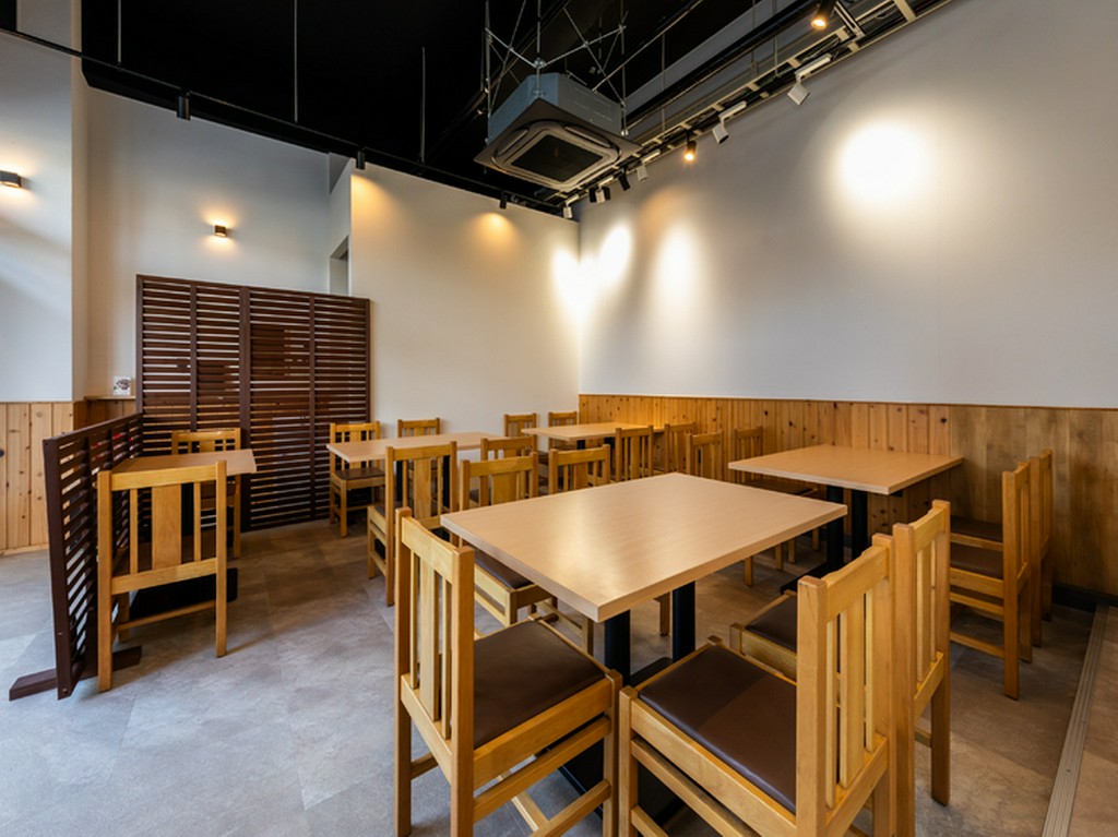 リラックスしてうなぎを楽しめる、温かみのある店内