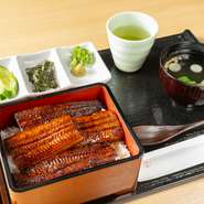 厳選されたうなぎを腹開きで捌き、焼く前に少しだけ蒸すことで、程よく水分が残り、ふっくらとした仕上がりに。関東風と関西風のうなぎを“いいとこ取り”で楽しめることも、こちらのお店の魅力です。