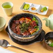 石焼きスタイルのひつまぶしは【うなぎや六方】ならではの逸品。香ばしいおこげもまた絶品です。一度スプーンで全体を4つに分け、4分の1ずつ薬味やお出汁をかけて思い思いのスタイルで賞味あれ。