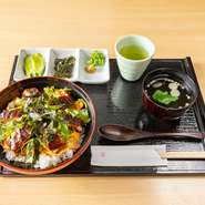 お店こだわりのうなぎを、よりリーズナブルに楽しめるうな玉丼。玉子と味わうことで、一味違ったうなぎのおいしさと出合えます。半尾サイズで、手頃ながらも満足度抜群な逸品です。