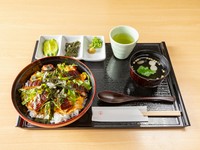 お店こだわりのうなぎを、よりリーズナブルに楽しめるうな玉丼。玉子と味わうことで、一味違ったうなぎのおいしさと出合えます。半尾サイズで、手頃ながらも満足度抜群な逸品です。
