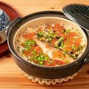 贅沢なサーモンとプチプチとした食感が楽しいいくらをたっぷり使った一品です。 土鍋で炊き上げることで、お米がふっくらと香ばしく仕上がり、サーモンの旨みといくらの塩味がご飯全体に染みわたります。