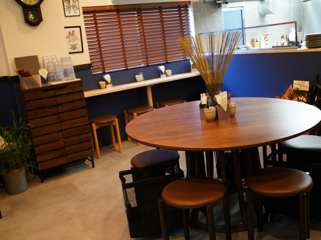 丸テーブルを中心に、ハンバーガーを囲んで交わされる笑顔と会話