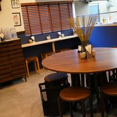 丸テーブルを中心に、ハンバーガーを囲んで交わされる笑顔と会話