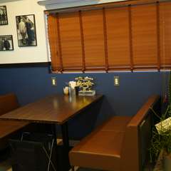 子ども連れの家族も利用しやすく、座り心地を重視したソファ席