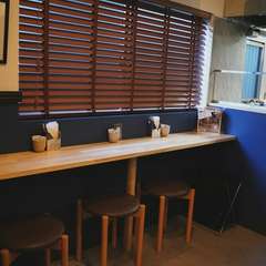 程よい距離感と落ち着いた雰囲気が魅力のカウンター席