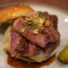 和牛肩ロースの希少部位、ザブトン。その魅力を存分に楽しめる『ザブトンステーキバーガー』