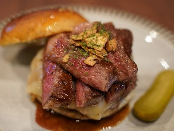 和牛肩ロースの希少部位、ザブトン。その魅力を存分に楽しめる『ザブトンステーキバーガー』