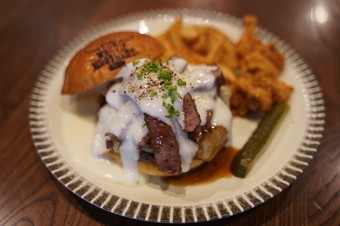 和牛肩ロースの希少部位、ザブトン。その魅力を存分に楽しめる『ザブトンステーキバーガー』