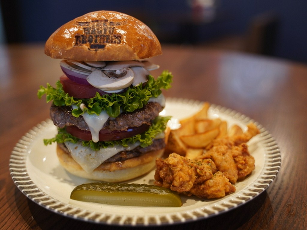 店名の頭文字から生まれた、シンプルながらも完成度が高くひときわ魅力的な『TWB バーガー』