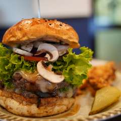 店名の頭文字から生まれた、シンプルながらも完成度が高くひときわ魅力的な『TWB バーガー』