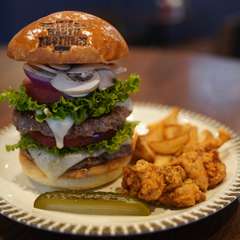 店名の頭文字から生まれた、シンプルながらも完成度が高くひときわ魅力的な『TWB バーガー』