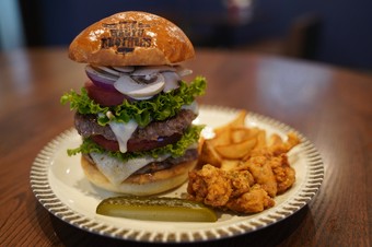 店名の頭文字から生まれた、シンプルながらも完成度が高くひときわ魅力的な『TWB バーガー』