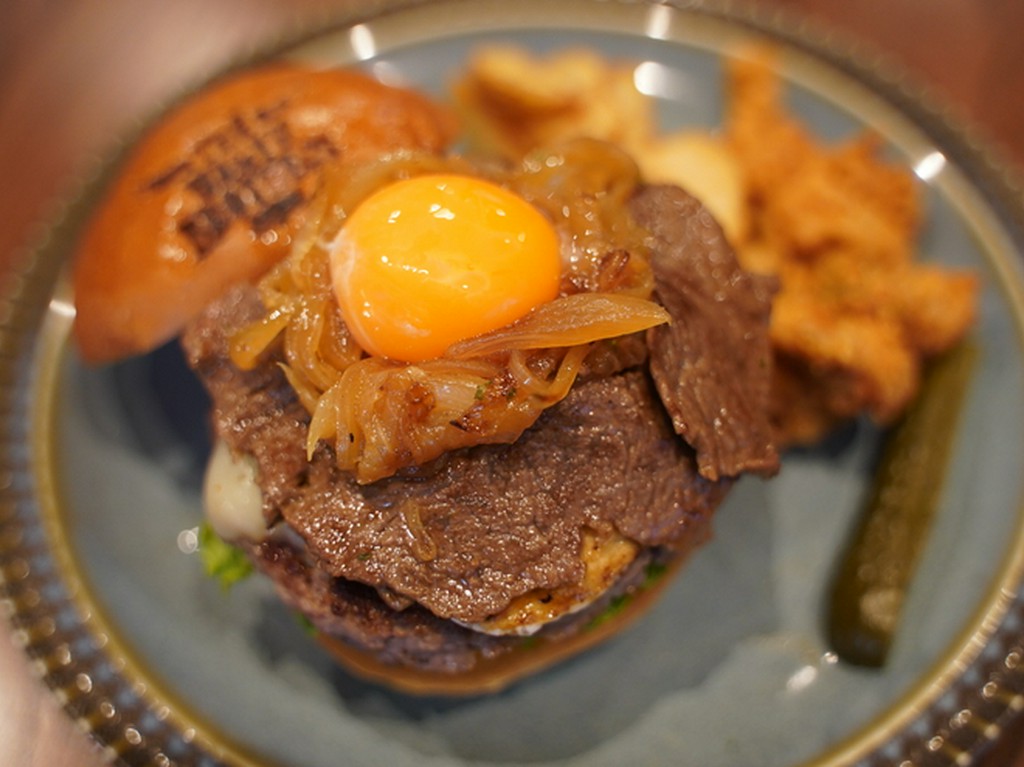 とろりと流れる黄身が和牛とバンズを優しく包み、奥深い味わいが広がる『SUKIYAKIバーガー』