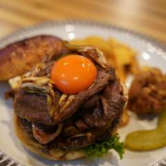 とろりと流れる黄身が和牛とバンズを優しく包み、奥深い味わいが広がる『SUKIYAKIバーガー』