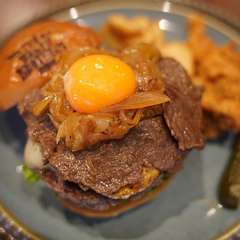 とろりと流れる黄身が和牛とバンズを優しく包み、奥深い味わいが広がる『SUKIYAKIバーガー』