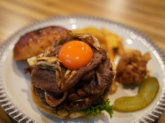 とろりと流れる黄身が和牛とバンズを優しく包み、奥深い味わいが広がる『SUKIYAKIバーガー』