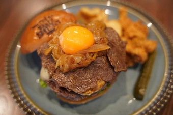 とろりと流れる黄身が和牛とバンズを優しく包み、奥深い味わいが広がる『SUKIYAKIバーガー』