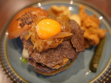 とろりと流れる黄身が和牛とバンズを優しく包み、奥深い味わいが広がる『SUKIYAKIバーガー』