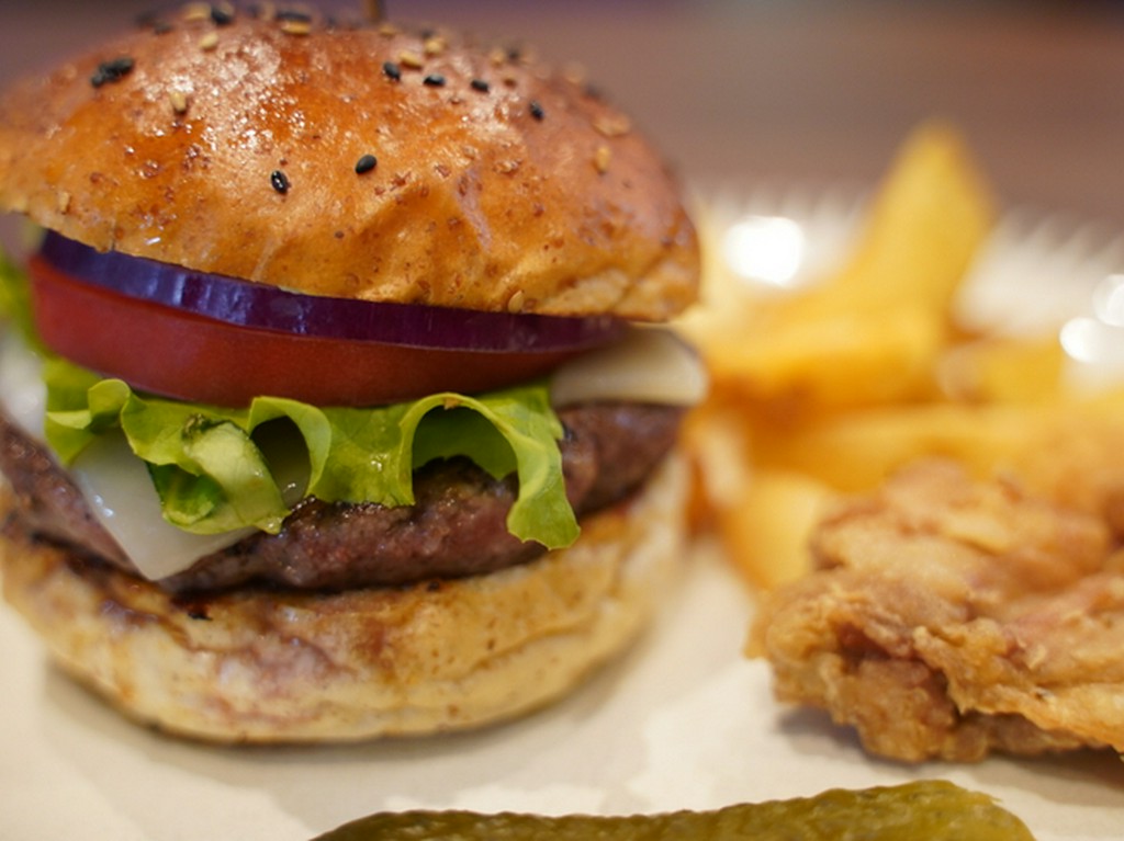 焼き加減や盛付けにも細心の注意を払う「ハンバーガー」