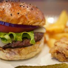 焼き加減や盛付けにも細心の注意を払う「ハンバーガー」