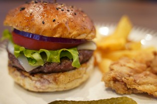 焼き加減や盛付けにも細心の注意を払う「ハンバーガー」