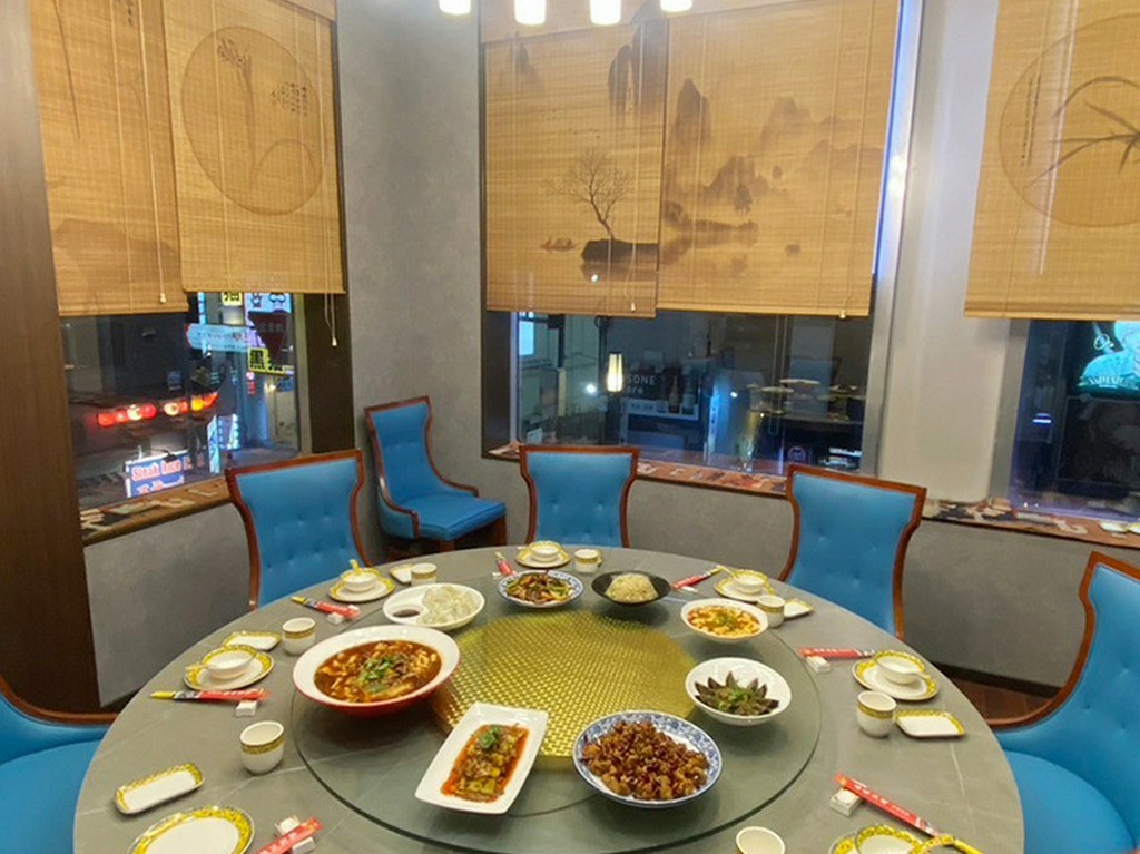 広々とした空間はまさに本場中国の高級料理店