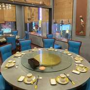 7名様からご利用可能な完全個室を3部屋用意。「北京ダック」などをご堪能いただける贅沢でボリューム満点のコースもあり、ビジネスシーンにも最適です！ゆったりとしたテーブル席も豊富にございます。