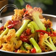 中国やシンガポールで大人気の汁なし鍋「干鍋」。日本でも激辛好きに注目されている鍋料理です！季節の野菜、きのこ類や肉類、海鮮類など、具材の旨みと四川特産唐辛子の辛さを一緒にご堪能いただけます。