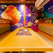 店舗は2つのフロアで構成されており、さまざまなシーンに対応可。1階は、仲間との楽しい食事にも気兼ねなく利用できる賑やかな印象。和テイストの空間でのびのびと、料理・お酒を楽しめます。