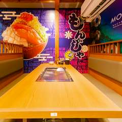 店舗1階は、賑やかに食事を楽しめる空間