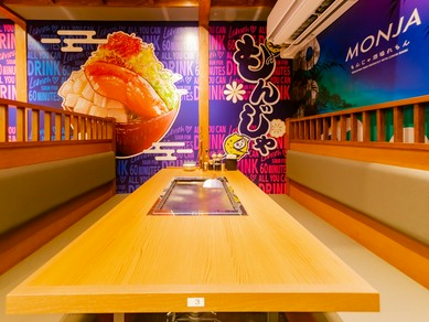 店舗1階は、賑やかに食事を楽しめる空間