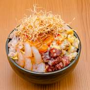 エビ・タコなど海の幸たっぷり。満足度の高いもんじゃ焼きです。